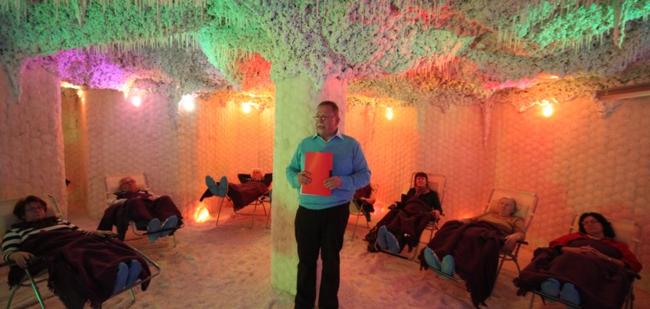 Pflegende Angehörige entspannen in der Salzgrotte 