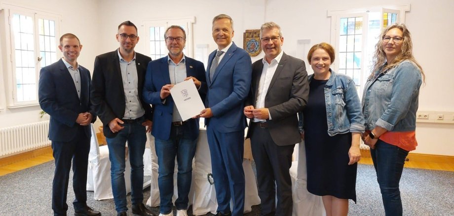 Innenstaatssekretär Martin Rößler (Mitte) gemeinsam mit (v. l.) Landtagsabgeordnetem Dr. Martin Schörner, den Bürgermeistern Lukas Sittel, Thomas Eckhardt und Dirk Oetzel, Landtagsabgeordneter Karina Fissmann-Renner und Iris Apel (Vergabestelle).